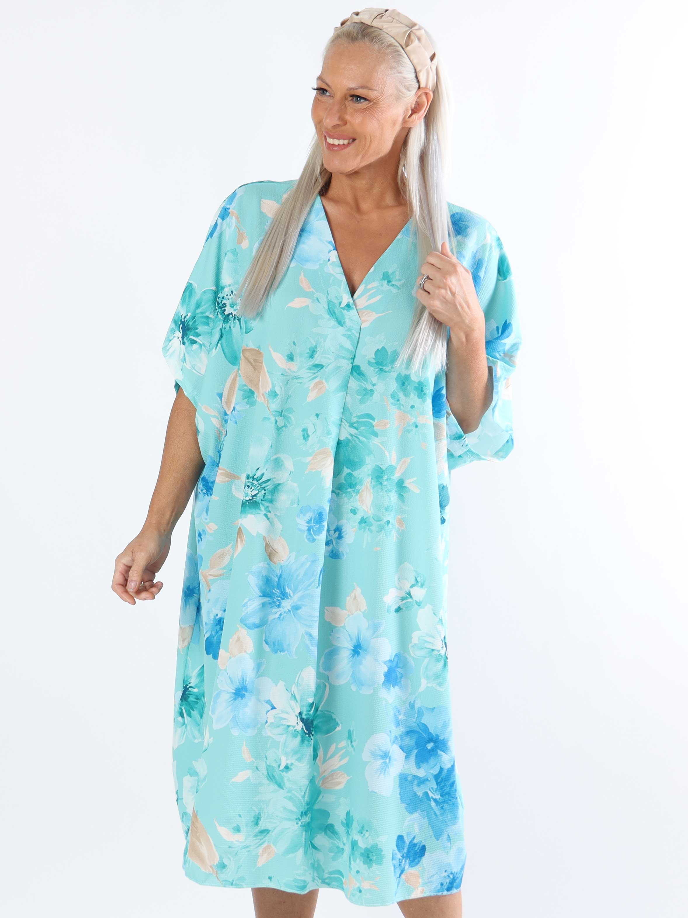 Mallie - Blommönstrad skjortklänning i plus size med v-ringning